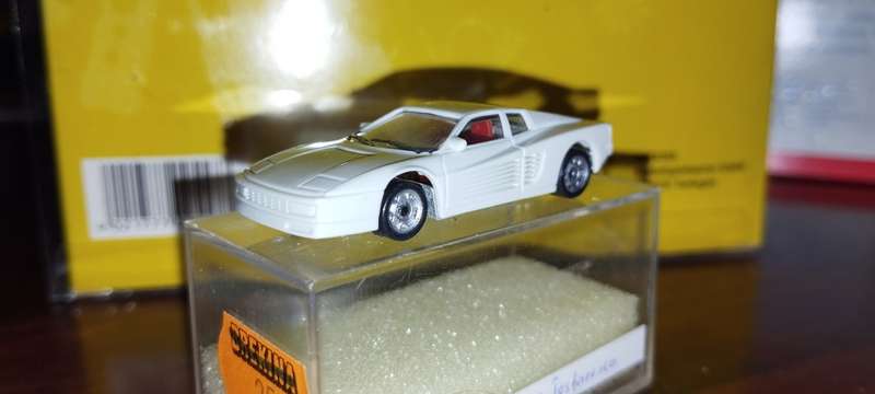 Monogram Ferrari Testarossa - 1/87 Scale