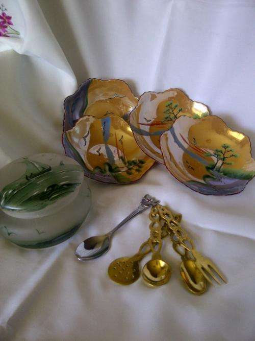 JOBLOT X4 DESSERT BOWLS, 1 TRINCKET BOX, 1 SPOON, X4 BRASS UTENSILS