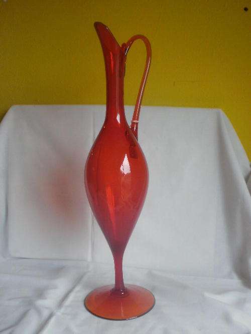 STUNNING RED URN