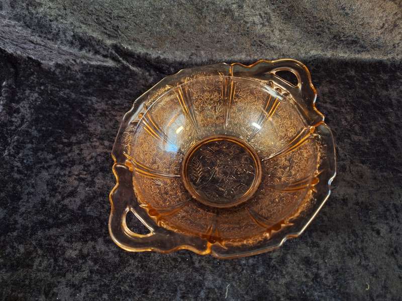 Beautiful Vintage Pressed Glass Fruit Bowl.