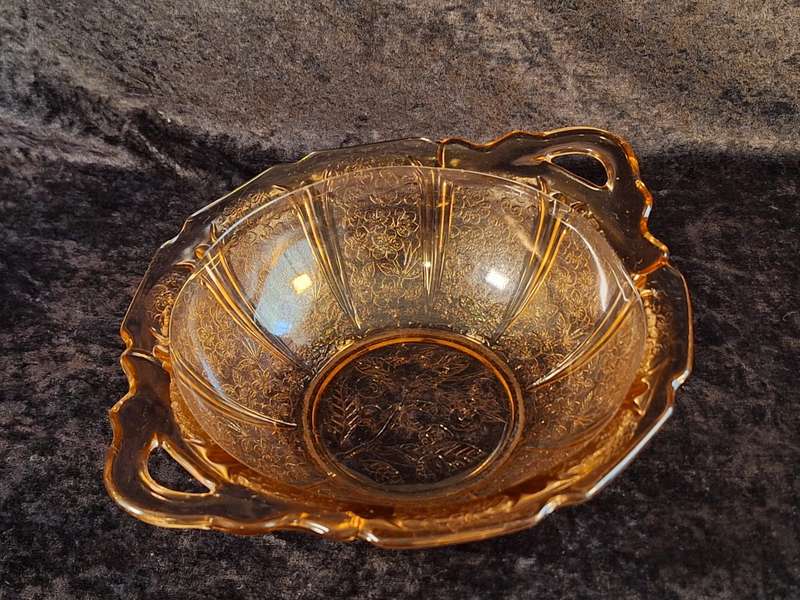 Beautiful Vintage Pressed Glass Fruit Bowl.
