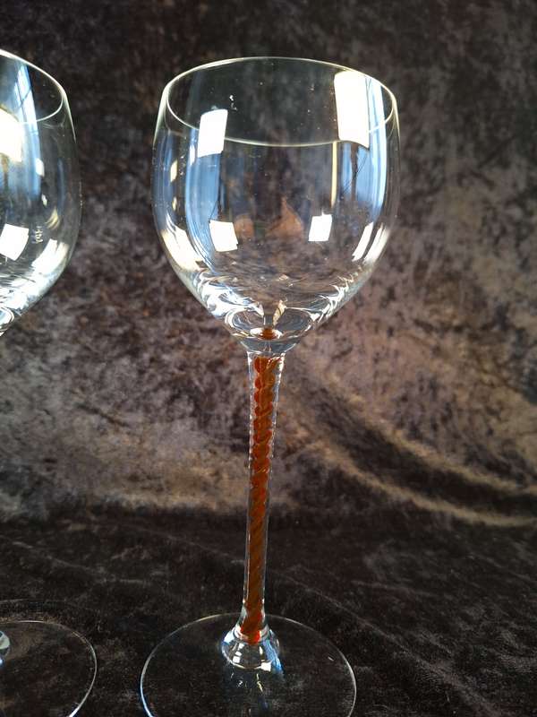 Stunning Set of 2 HR Crystal Red Wine Glasses