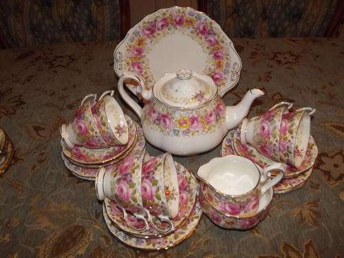 Royal Albert Sereena 23 piece Tea Set in Perfect condition.