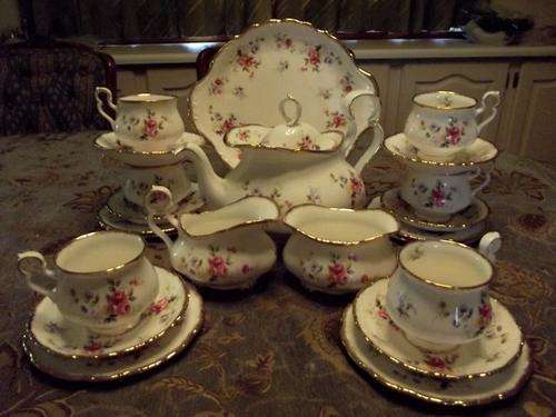 Royal Albert Tenderness Tea set.Consisting of 23 pieces in immaculate condition.