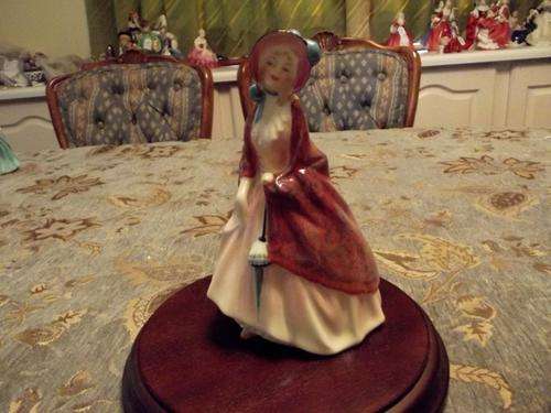 Royal Doulton Paisley Shawl Figurine.In Immaculate condition.Made In England.HN1988.