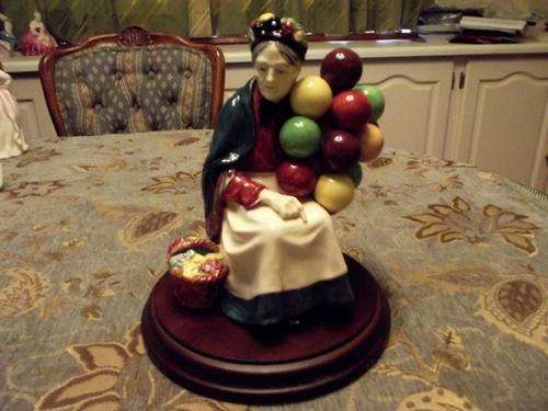 Royal DoultonThe Old Balloon Lady Figurine.In Immaculate condition.Made in England.HN1315.