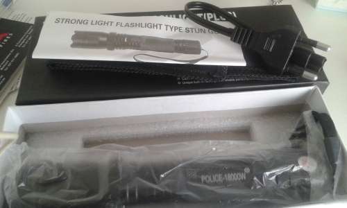 1101 FLASHLIGHT AND TAZER