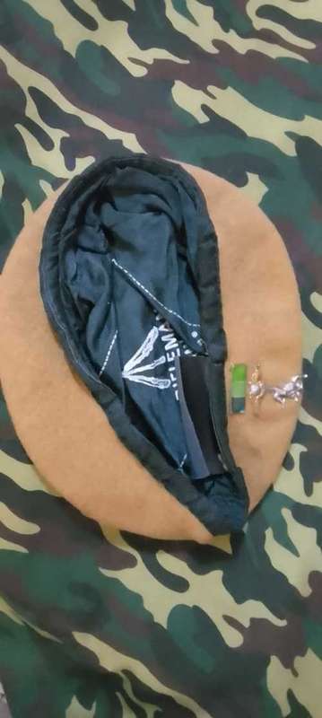 SADF SIGNAL BERET CAP & BALKIE  ****(PLUS SET OF COLLAR/MESS DRESS BADGES)