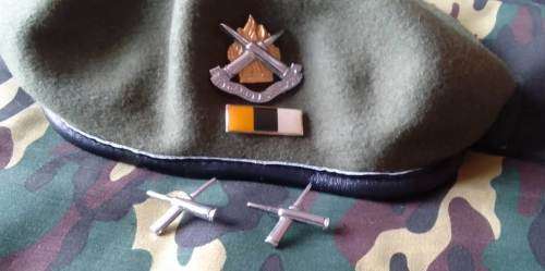 SADF AMMUNITION CORPS BERET (FULL) ##INCL. SET OF COLLAR/MESS DRESS BADGES - ALL PINS