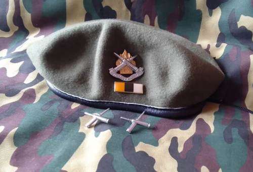 SADF AMMUNITION CORPS BERET (FULL) ##INCL. SET OF COLLAR/MESS DRESS BADGES - ALL PINS