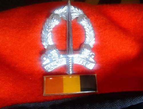 SADF/ SA ARMY MILITARY POLICE BERET  (FULL) ****INCL. SET OF MESS DRESS BADGES