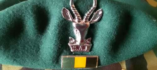 SADF INFANTRY BERET FULL  ##PLUS SET OF INFANTRY COLLAR BADGES & SA TITLE BADGES- ALL PINS