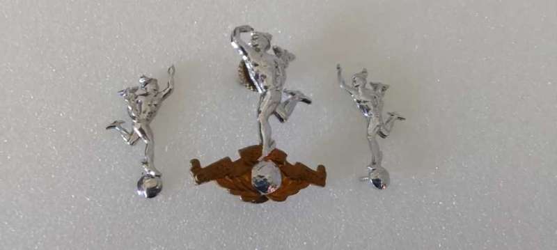 SADF/ SA ARMY SIGNAL CORPS CAP BADGE AND SET OF MESS DRESS BADGES