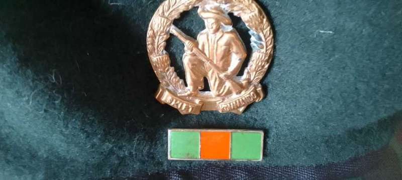 SADF COMMANDO BERET (FULL) LARGE CAP BADGE/BALKIE ****INCL. SET OF BRONZE COLLAR BADGES (all pins)