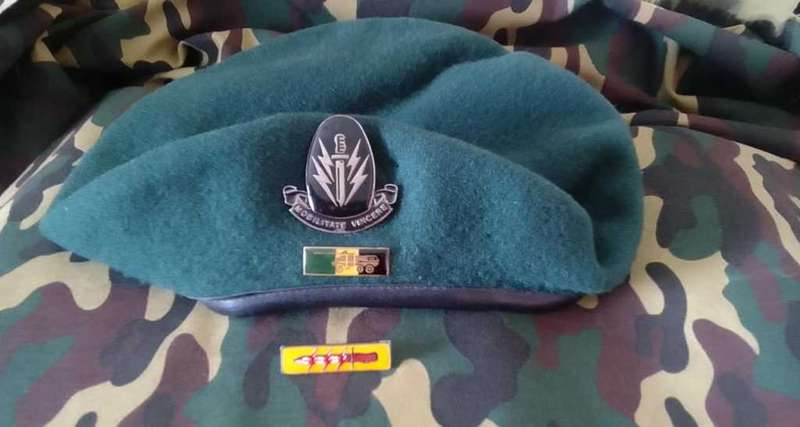 SADF/ SA ARMY 61 MECH BERET WITH  CAP & BALKIE  ****INCL 61 MECH BREAST BADGE***