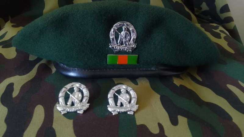 SADF/ SA ARMY COMMANDO BERET (FULL)  INCL. CAP BADGE & BALKIE - INCL. SET OF COLLAR SET
