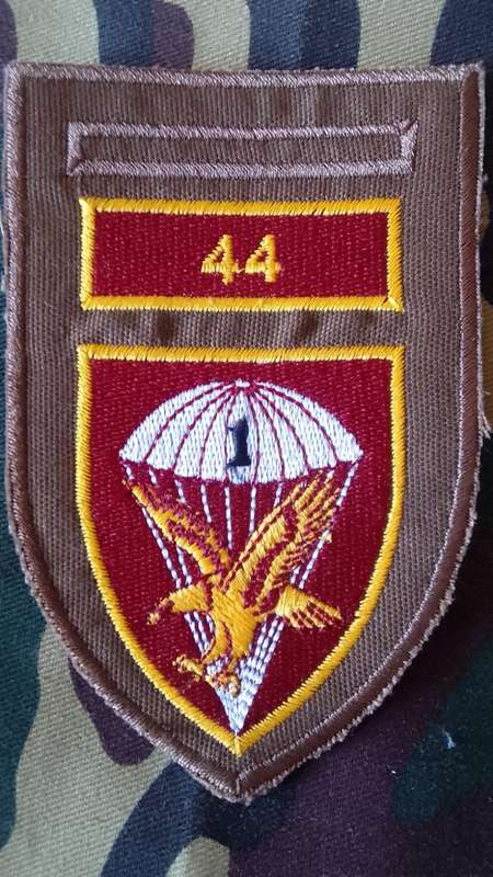 SADF/ SA ARMY 1 PARACHUTE BATTALION TUPPER FLASH (WITH `44` COMMAND BAR)