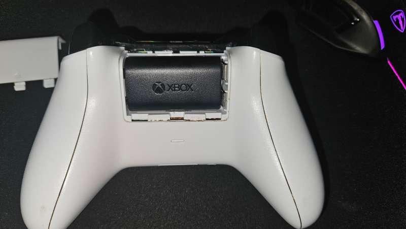 XBOX ONE CONTROLLER COMBO WITH ORIGINAL XBOX RECHARGEABLE BATTERY