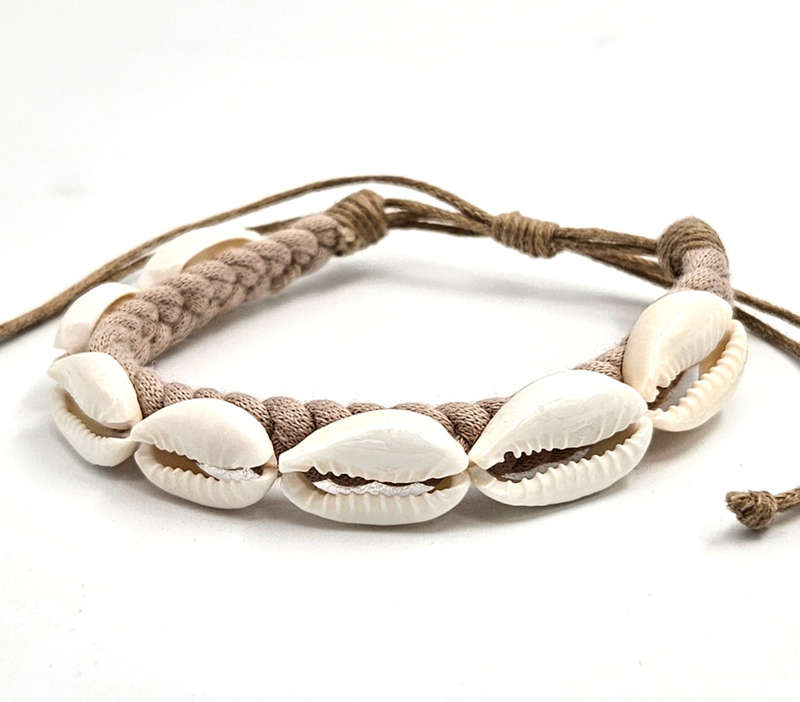 Cowrie shell bracelet - Beige