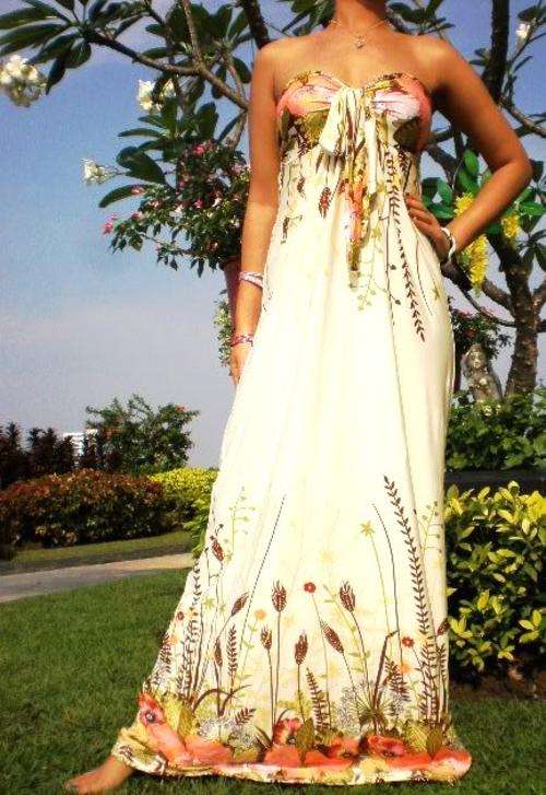 Stunning Maxi dress Available in MEDIUM (size 8-10)