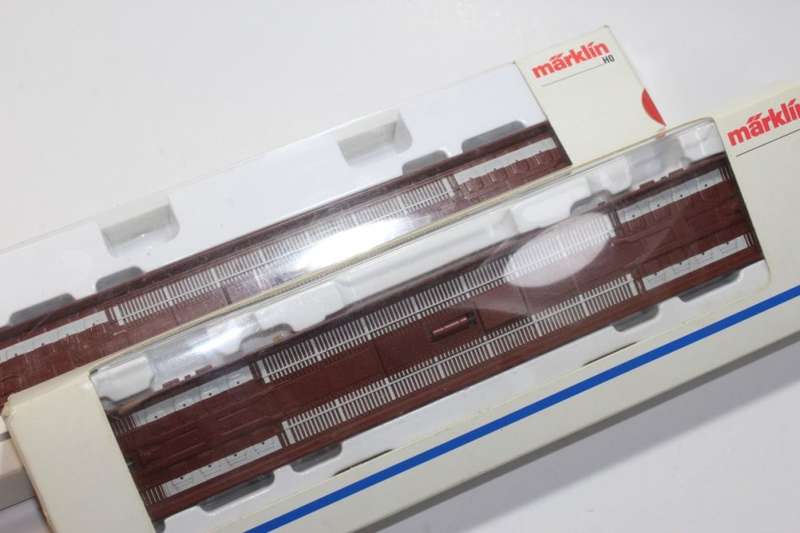Marklin : 2 x Truck Carrier Wagons (HO)