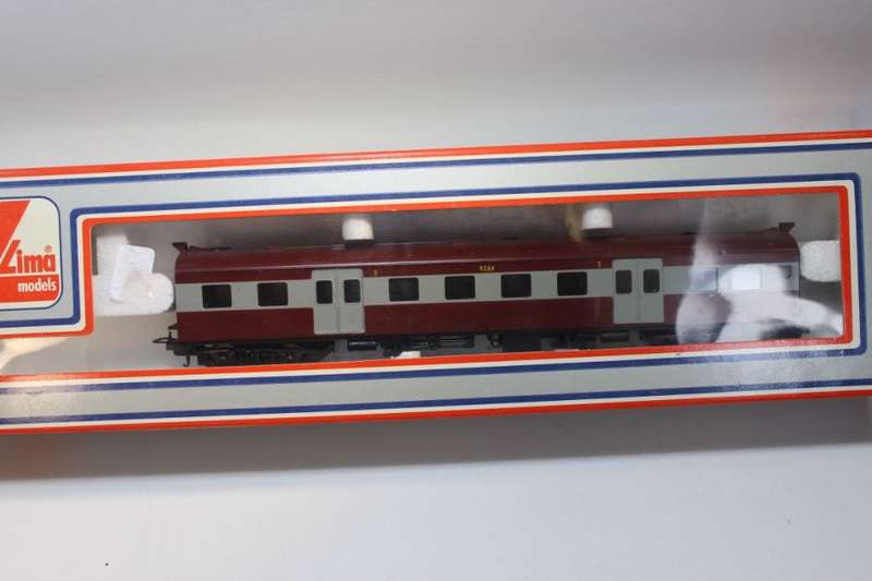 Lima : Suburban 1st Class Passenger Wagon (New & Boxed)