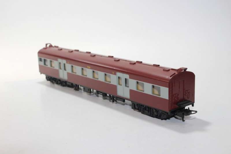 Lima : Suburban 1st Class Passenger Wagon (New & Boxed)
