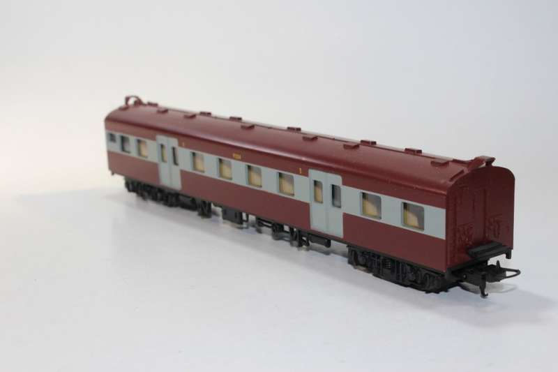 Lima : Suburban 1st Class Passenger Wagon (New & Boxed)