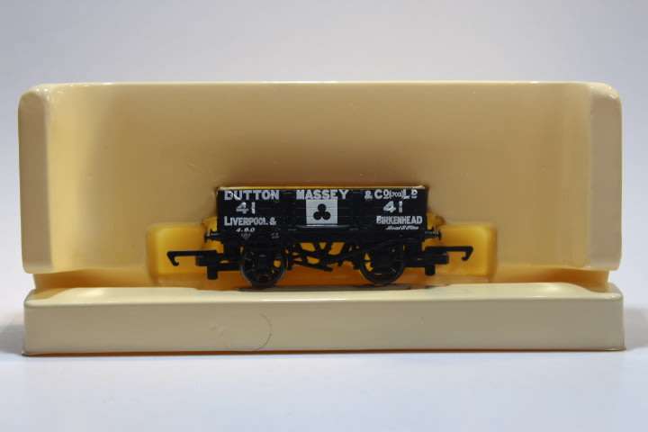 Hornby: Dutton Massey Plank Wagon