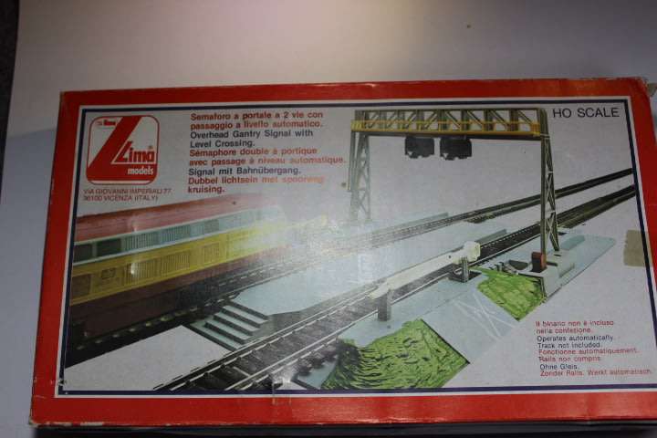Lima :Overhead Gantry Signal with Level Crossing