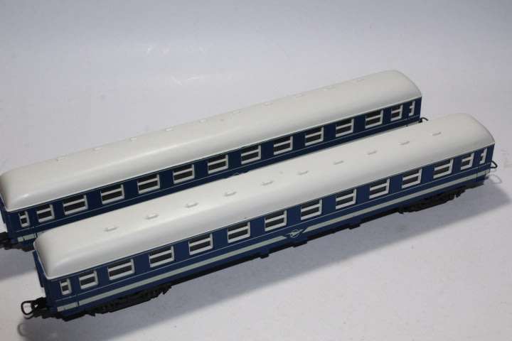 Lima : 2 x  Blue Train Coaches
