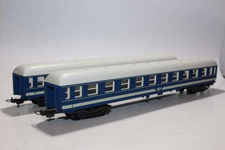 Lima : 2 x  Blue Train Coaches