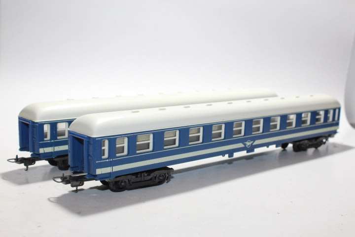 Lima : 2 x  Blue Train Coaches