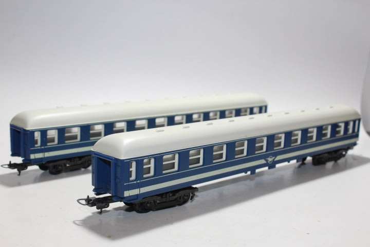 Lima : 2 x  Blue Train Coaches