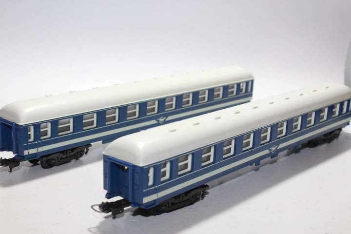 Lima : 2 x  Blue Train Coaches