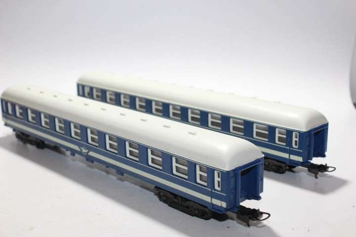 Lima : 2 x  Blue Train Coaches