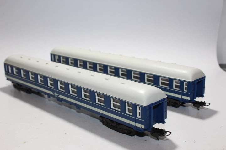 Lima : 2 x  Blue Train Coaches