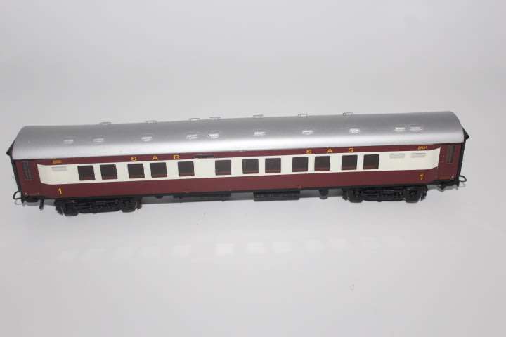 SARM : South African 1st Class Orange Express Passenger Wagon :C-8 (Lima Couplers)