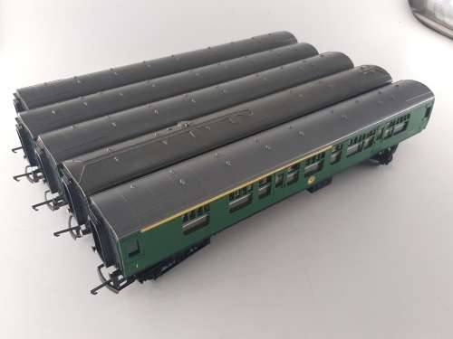 5 x Triang Passenger Coaches