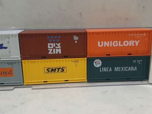 Electrotren: 8 x Shipping Containers