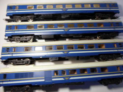 4 x Blue train coaches
