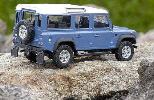 Model : Land Rover Defender (1:24)