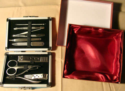 10 Pieces manicure set in metal case : Free collect in PTA