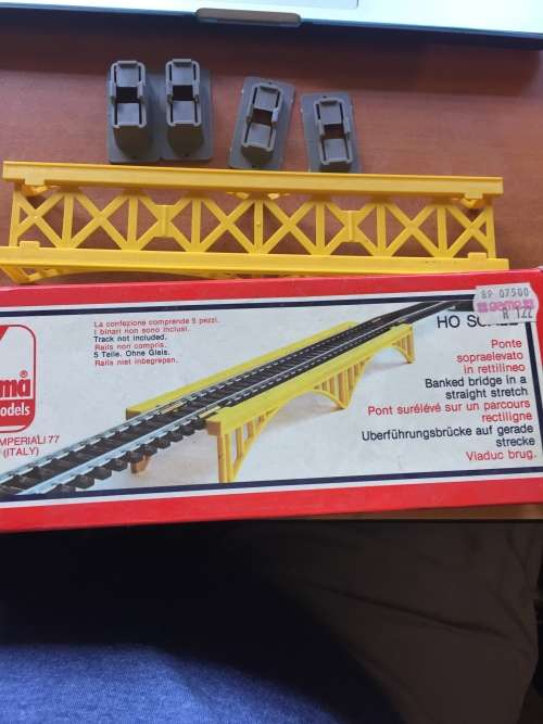 Lima HO Scale Banked Bridge in stretch