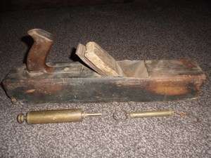 VINTAGE WOODEN PLANE PLUS.
