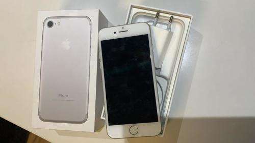 Iphone 7 128GB - `small crack on screen`