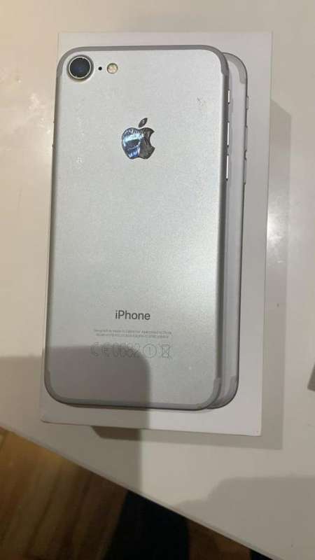 Iphone 7 128GB - `small crack on screen`