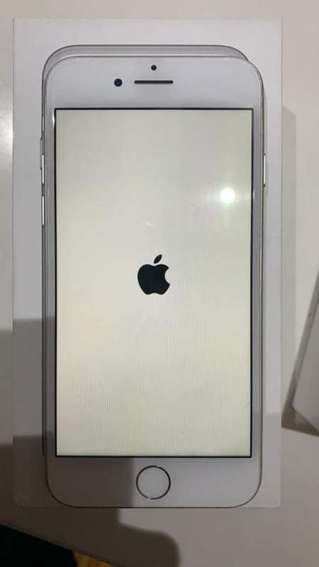 Iphone 7 128GB - `small crack on screen`