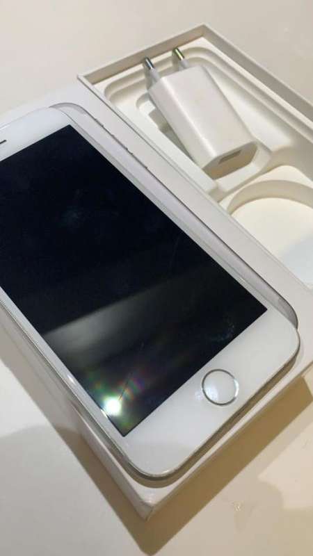 Iphone 7 128GB - `small crack on screen`