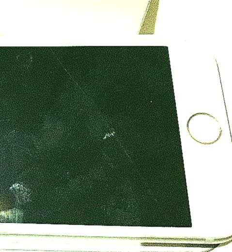 Iphone 7 128GB - `small crack on screen`